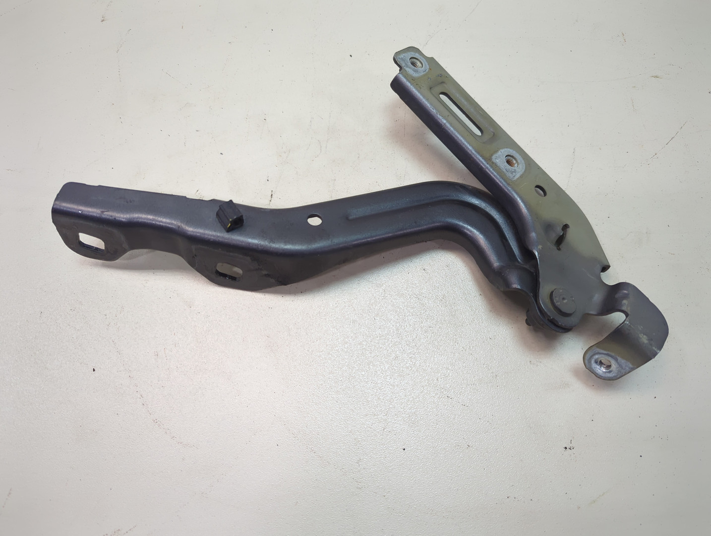 Петля капота правая