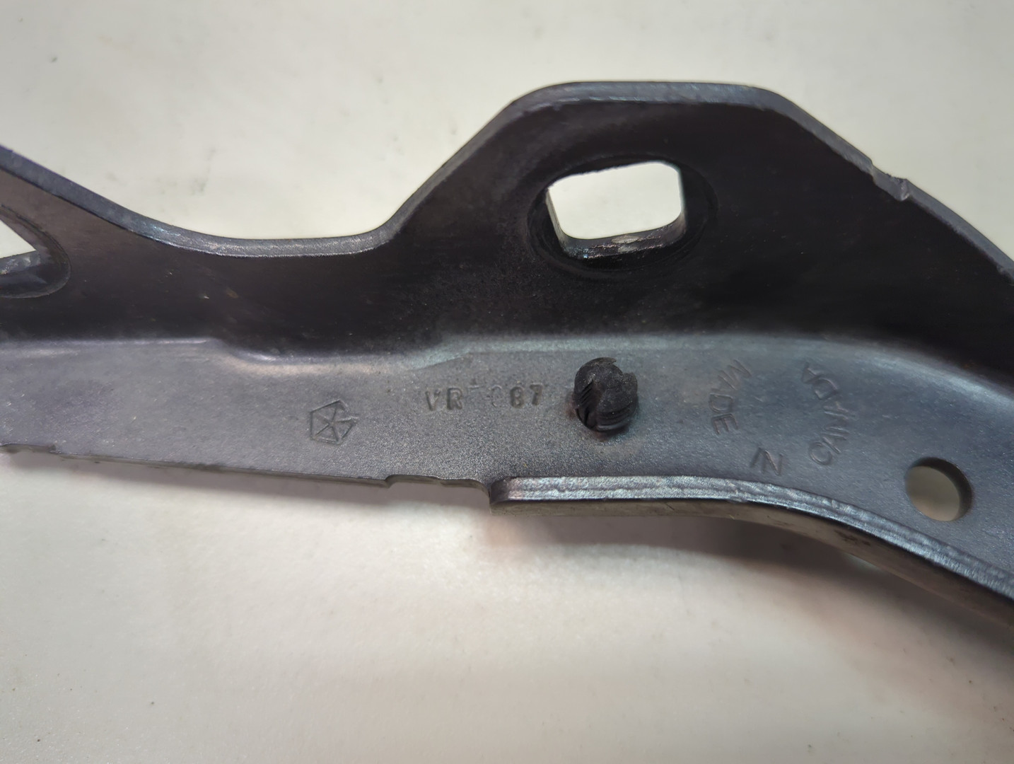 Петля капота правая