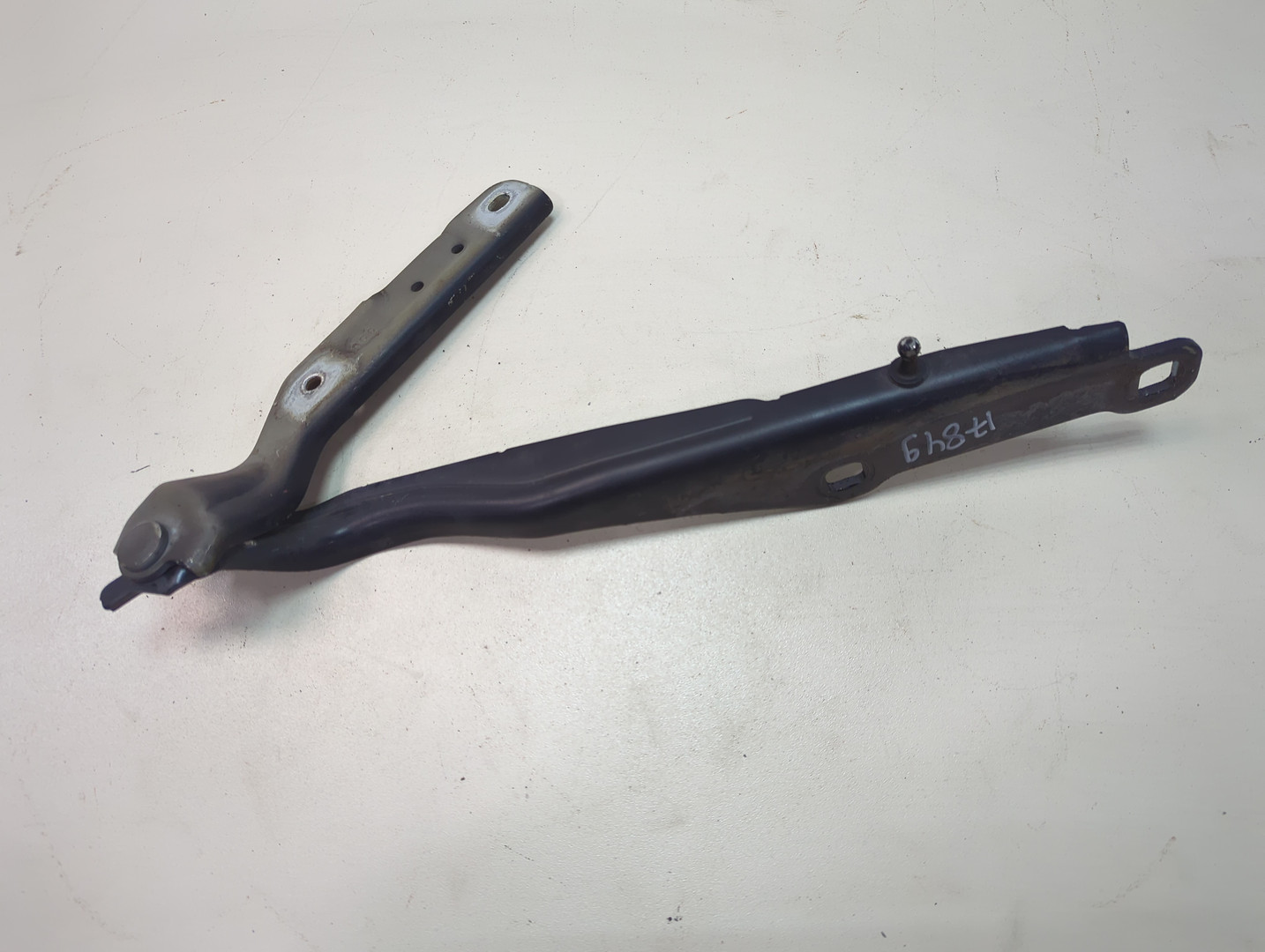 Петля капота левая