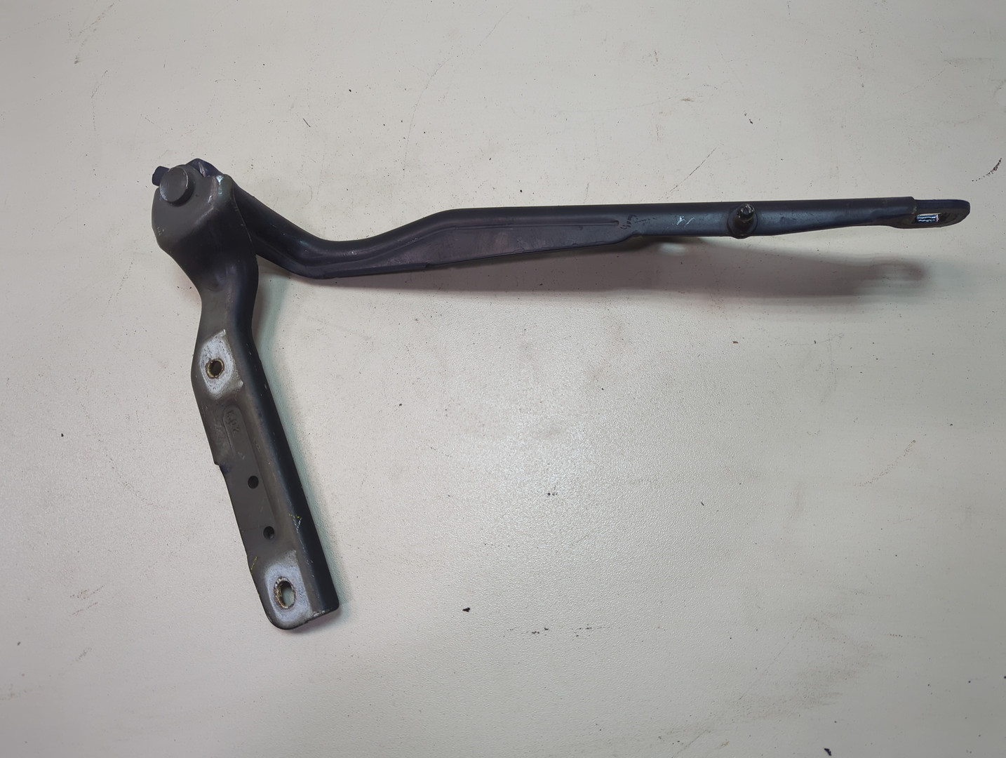 Петля капота правая