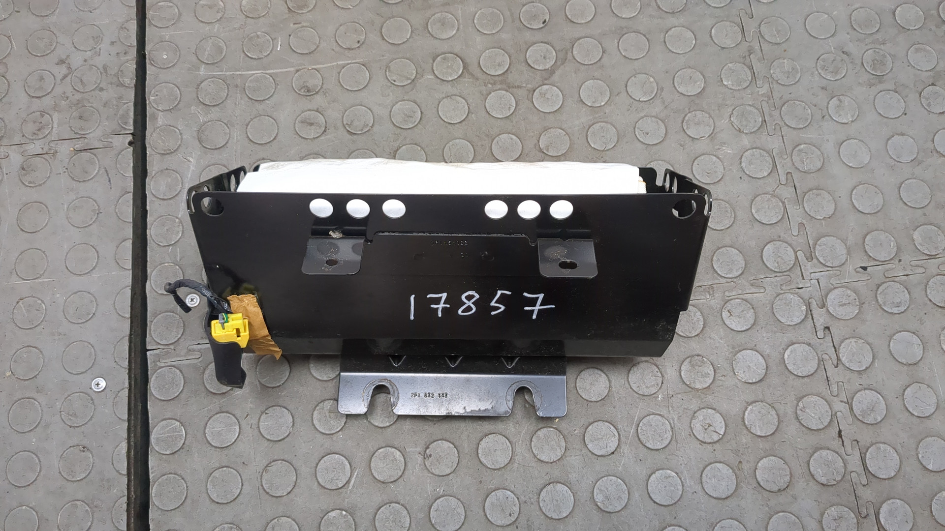 Подушка безопасности пассажирская (в торпедо)