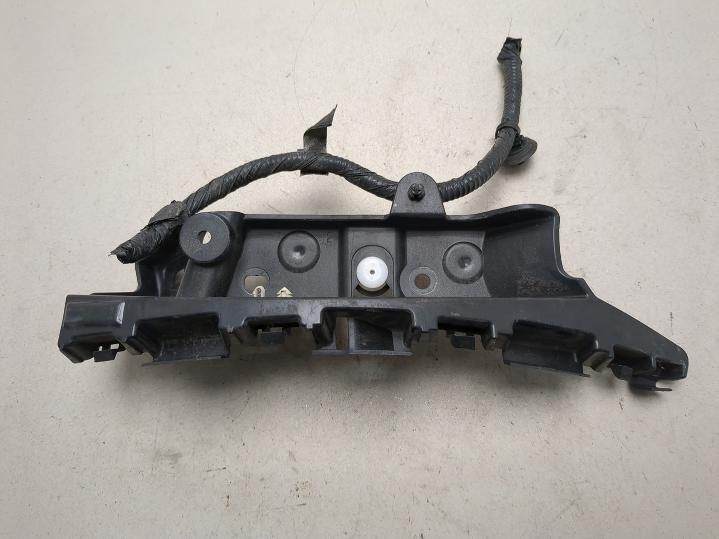 Кронштейн заднего бампера левый