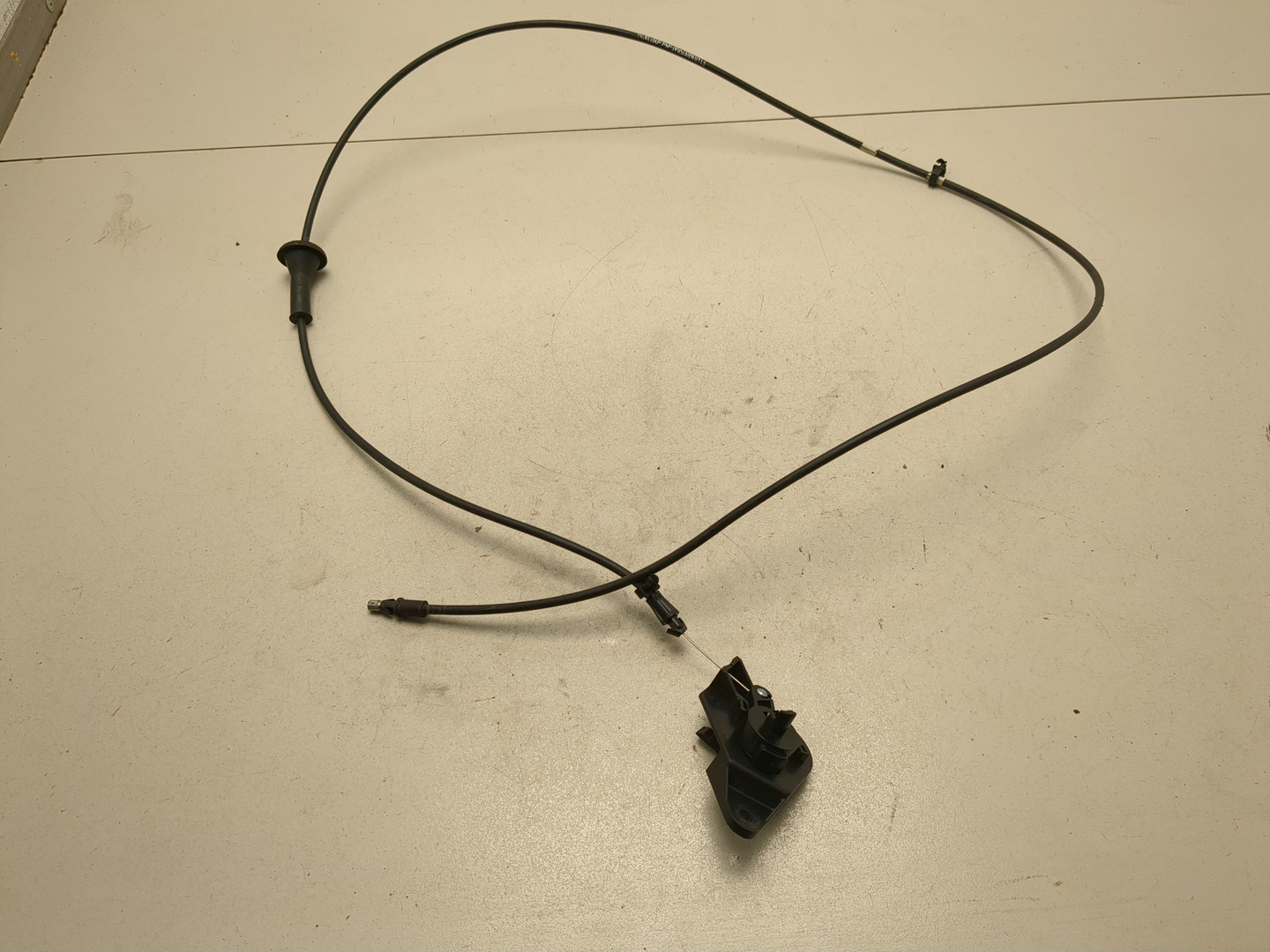 Трос открывания капота