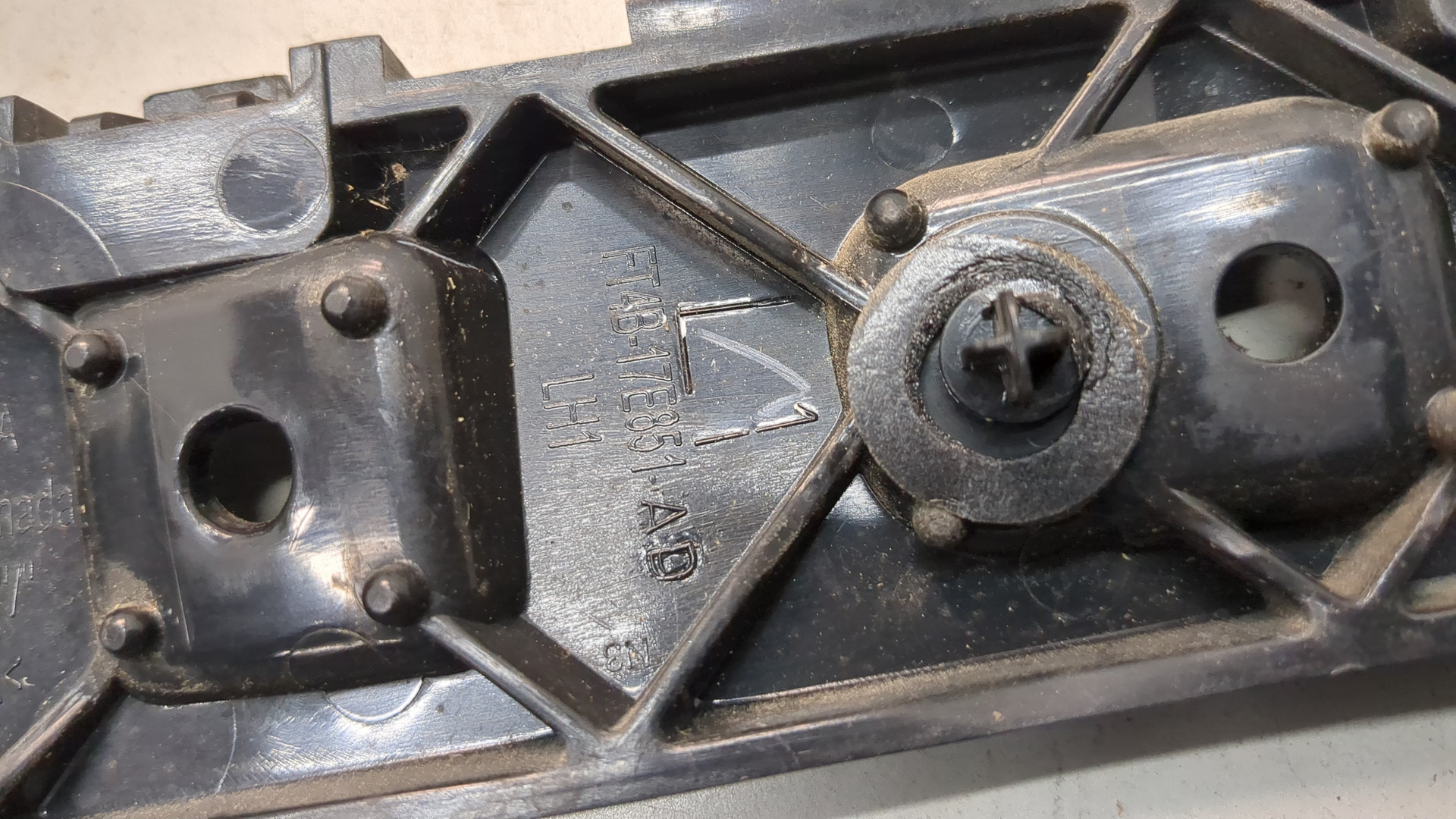 Кронштейн заднего бампера левый