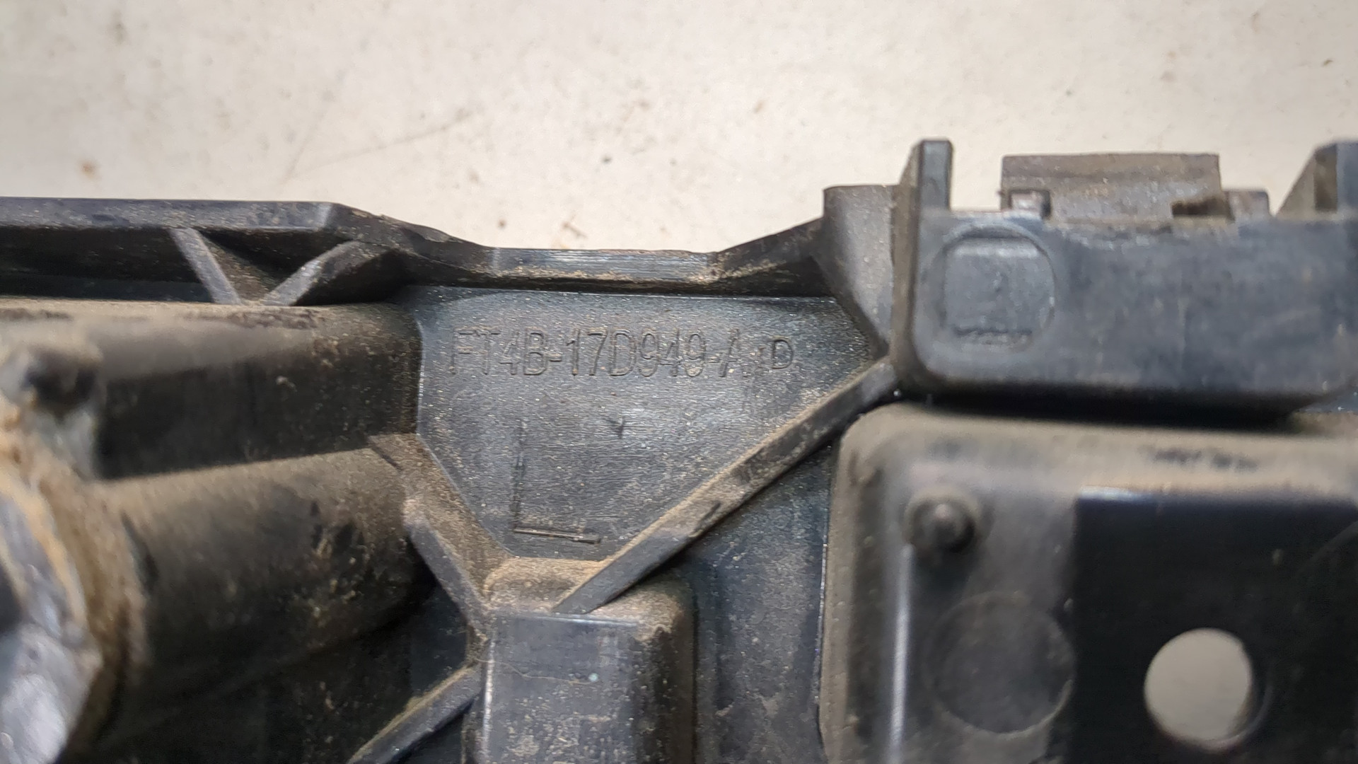 Кронштейн заднего бампера левый