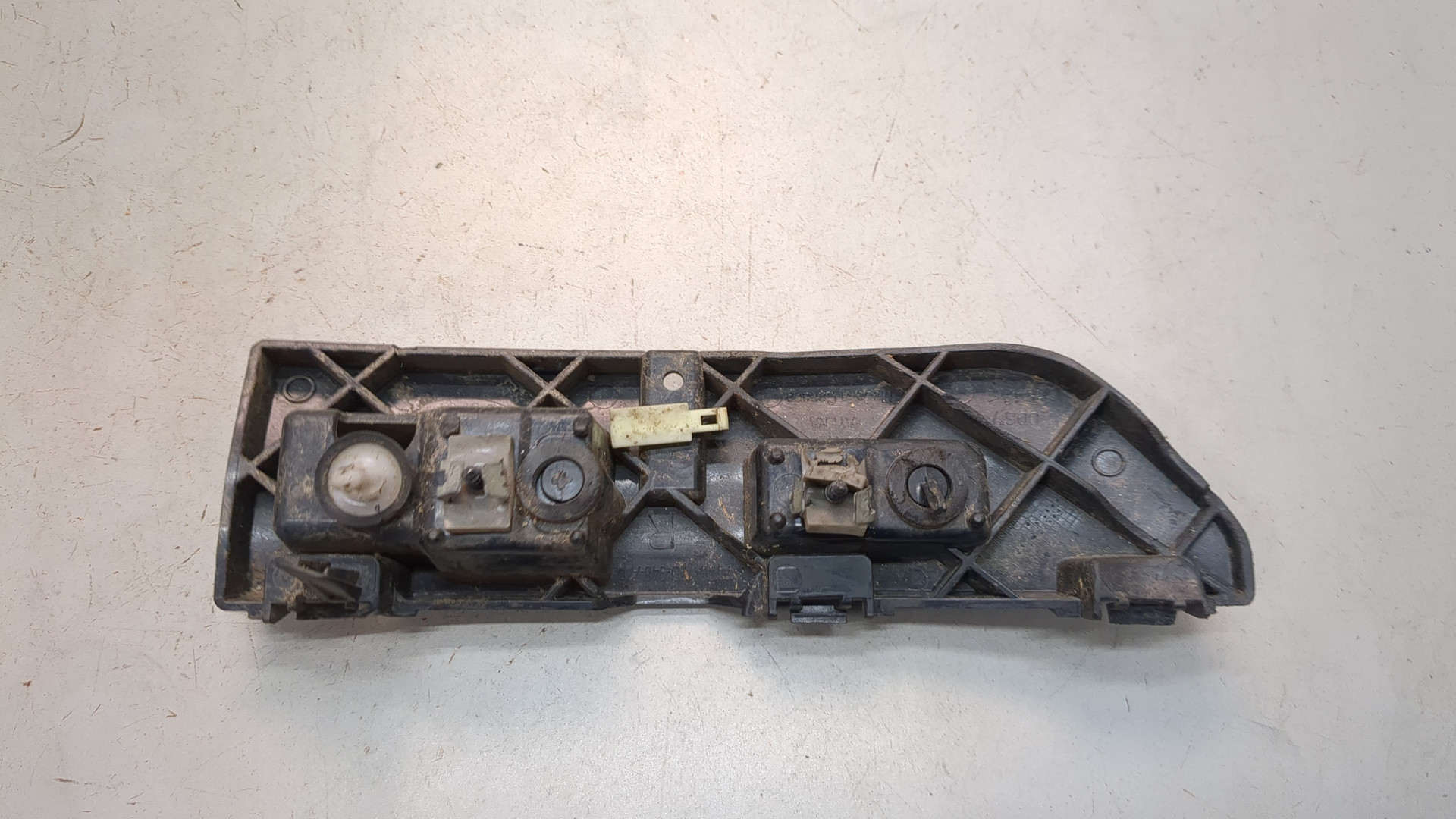 Кронштейн заднего бампера правый