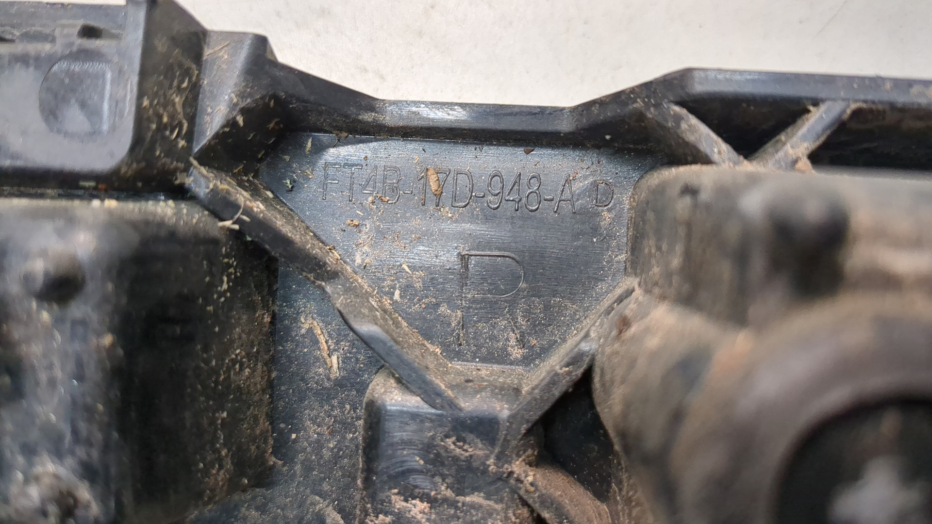 Кронштейн заднего бампера правый