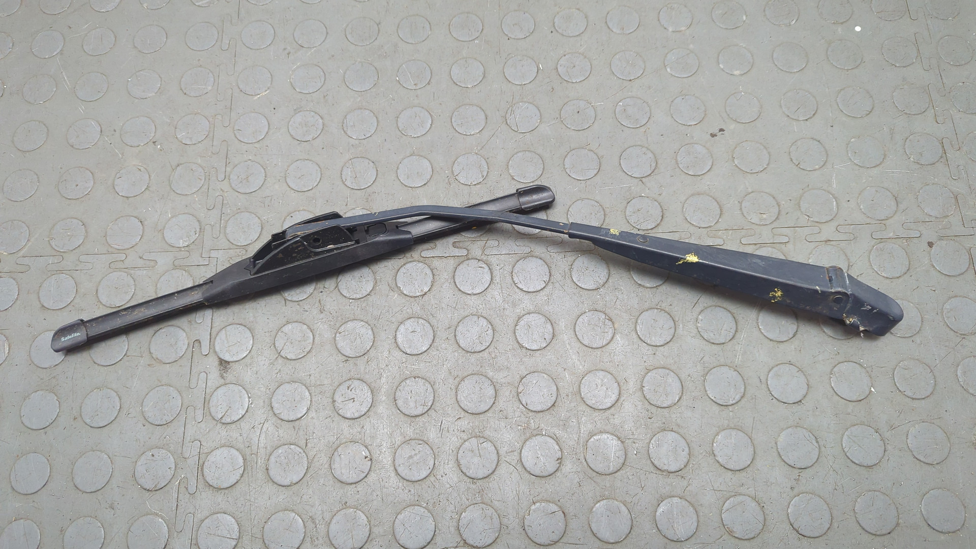 Поводок стеклоочистителя передний левый