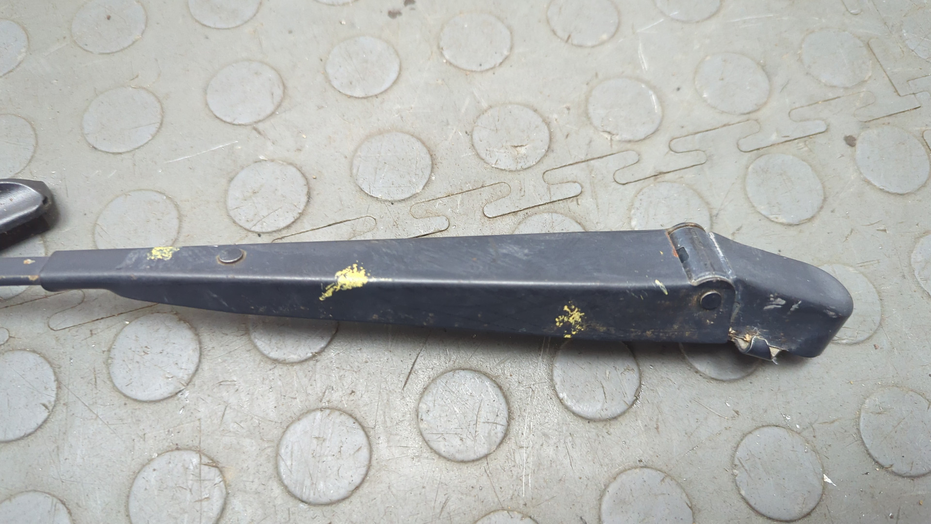 Поводок стеклоочистителя передний левый