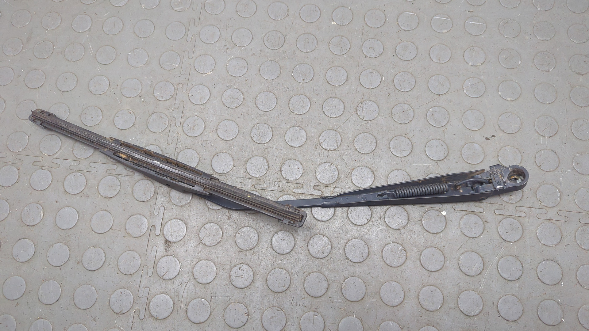 Поводок стеклоочистителя передний левый