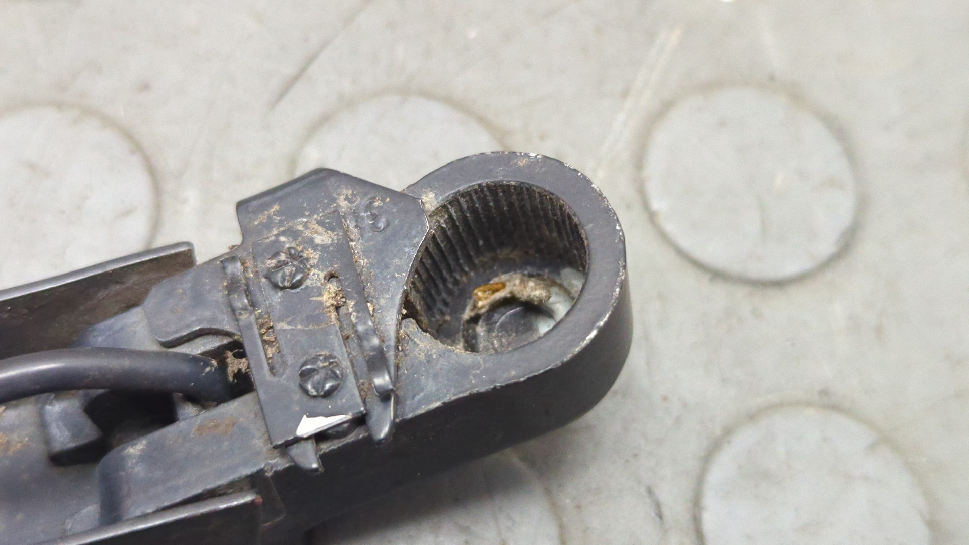 Поводок стеклоочистителя передний левый