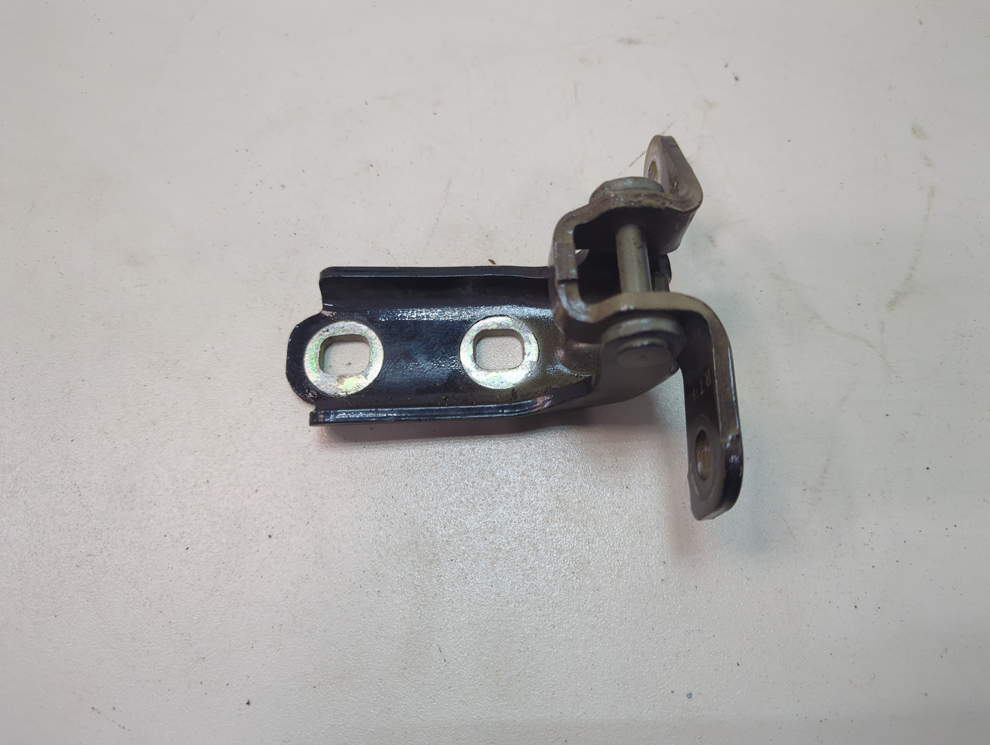 Петля двери