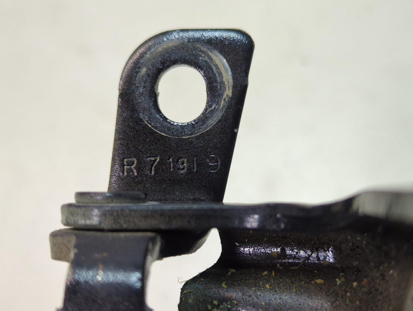 Петля двери