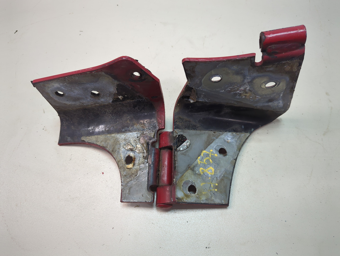 Петля двери