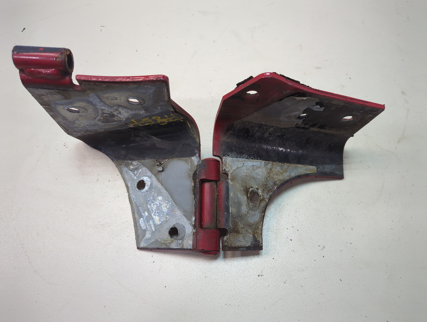 Петля двери