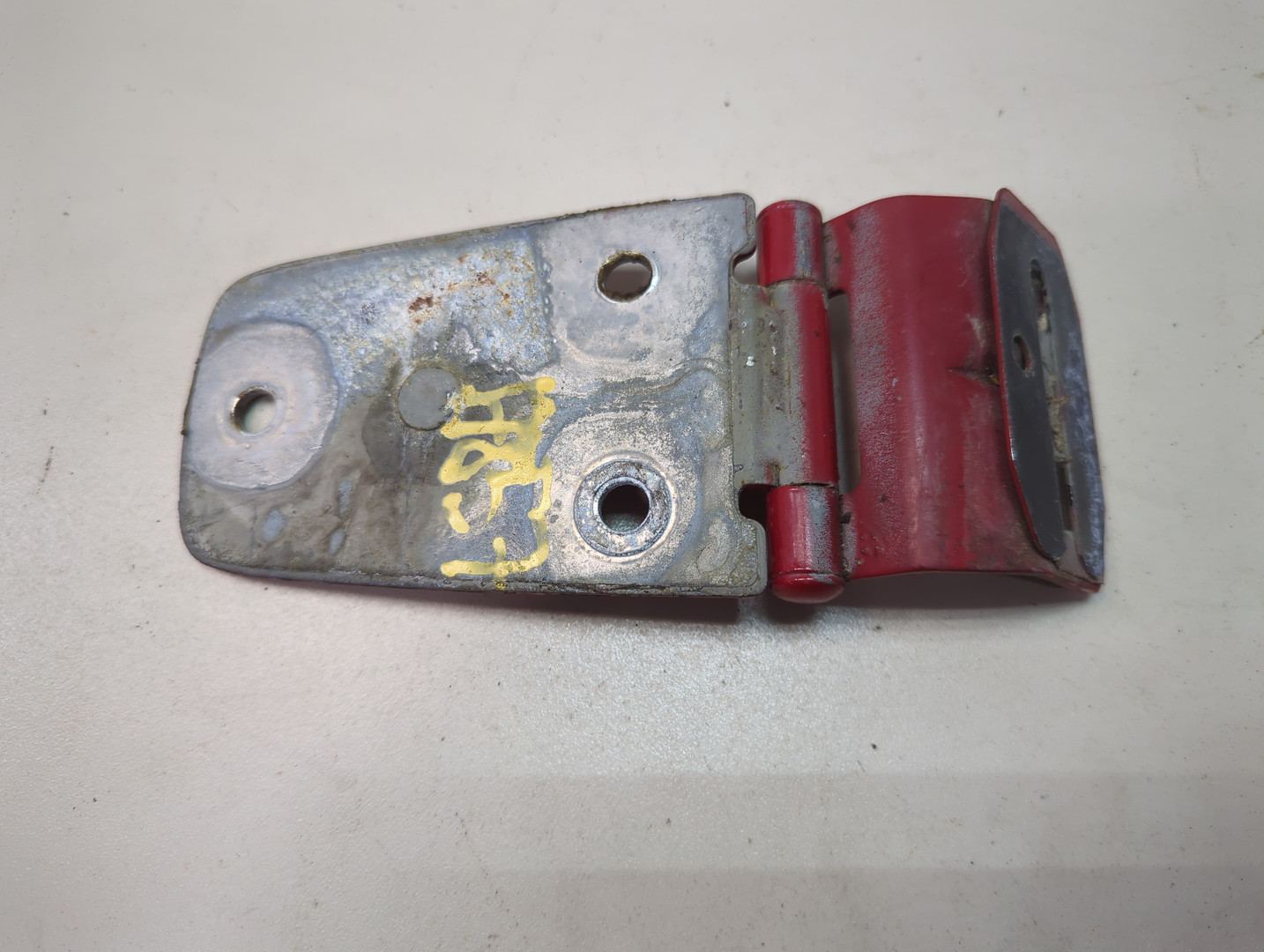 Петля капота