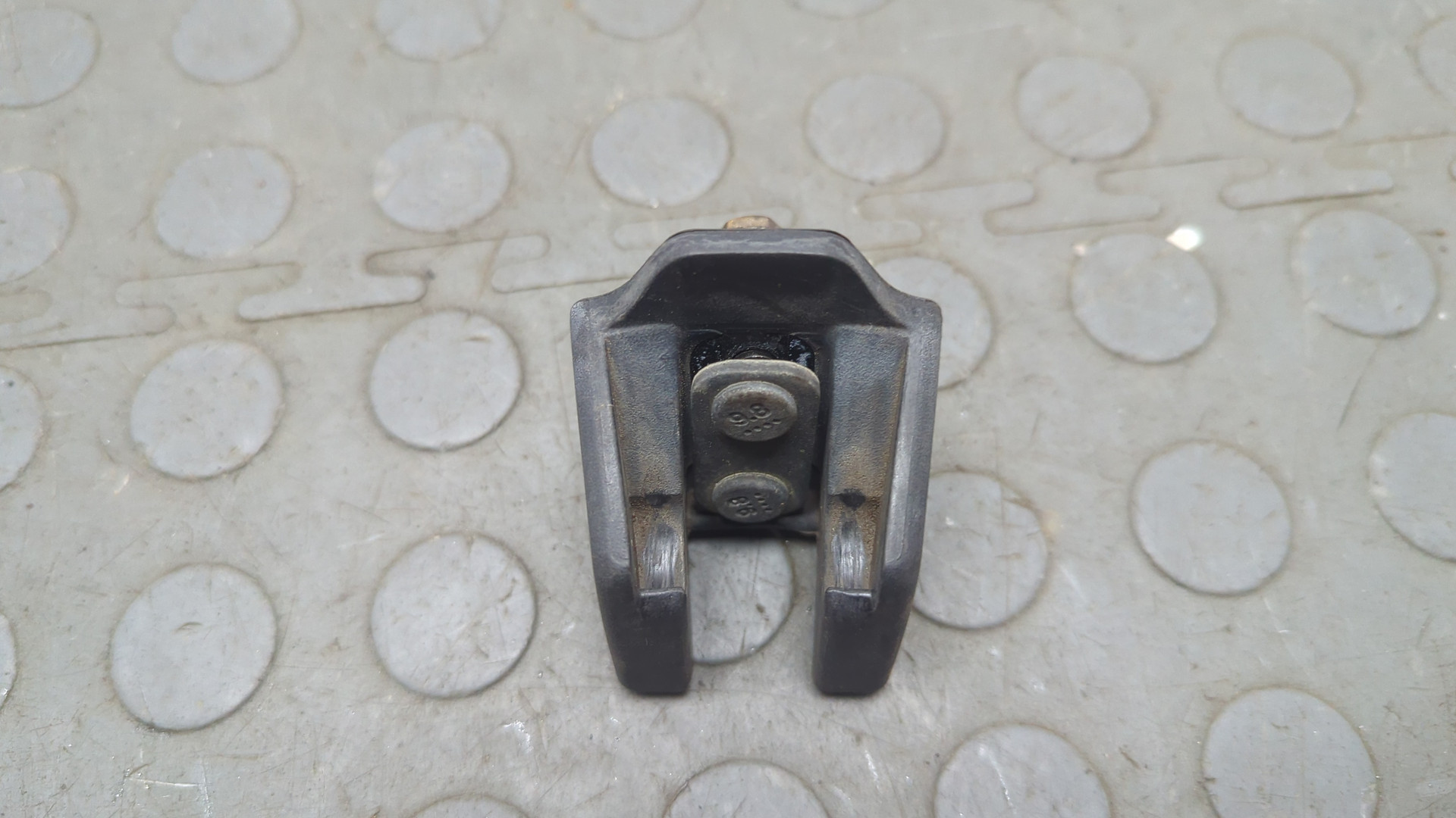 Петля капота