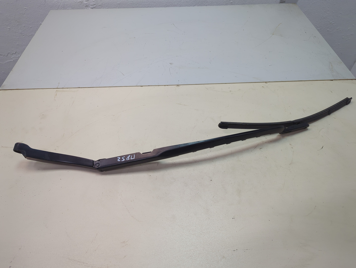 Поводок стеклоочистителя передний правый