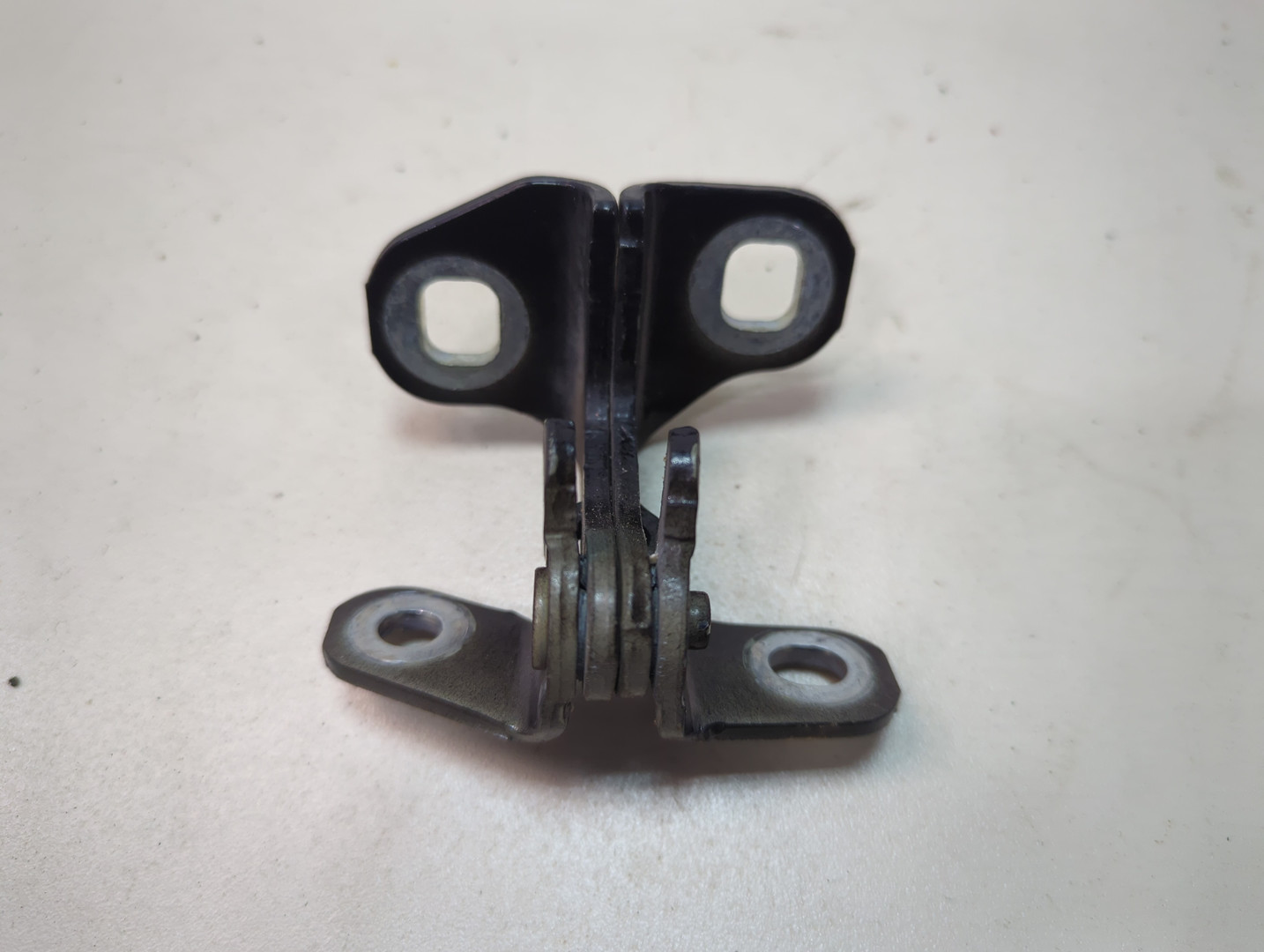 Петля двери