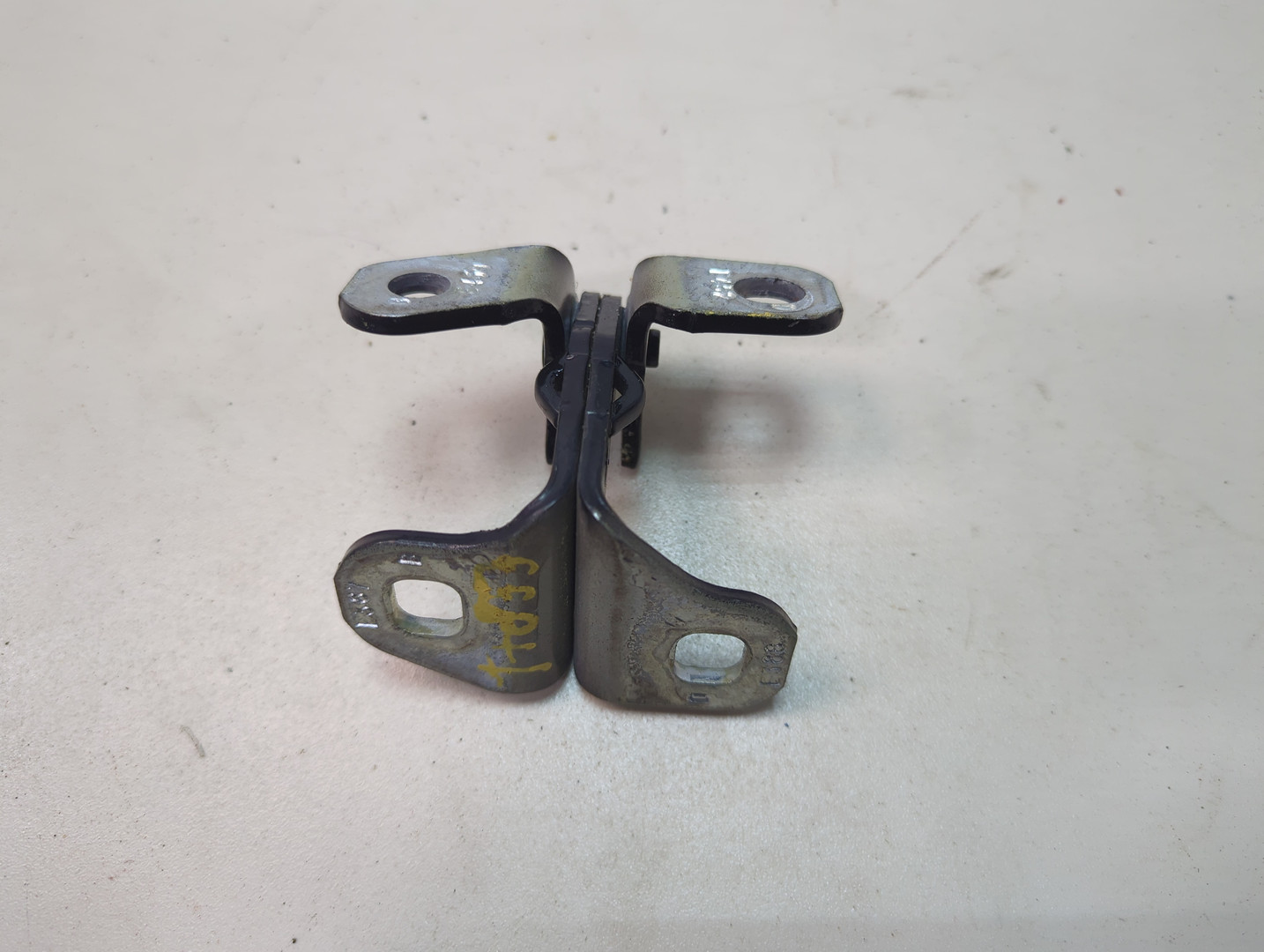 Петля двери