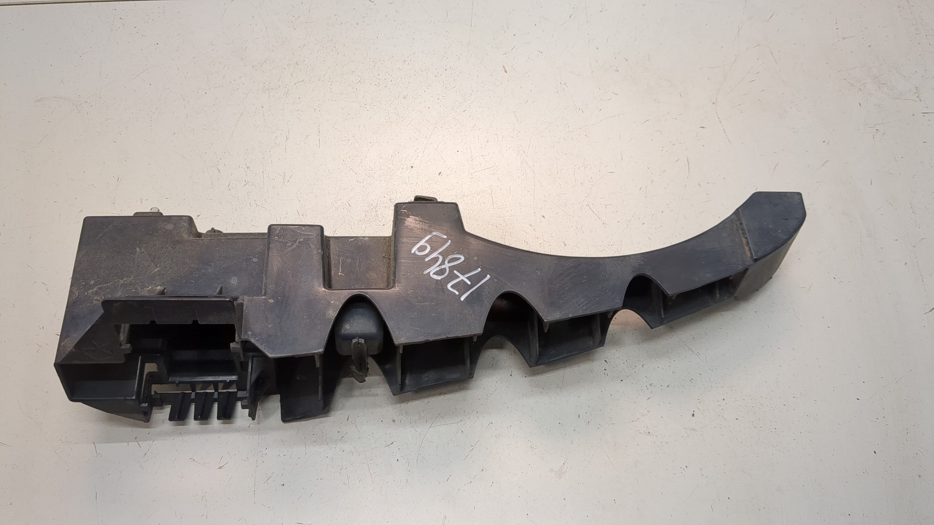 Кронштейн заднего бампера левый