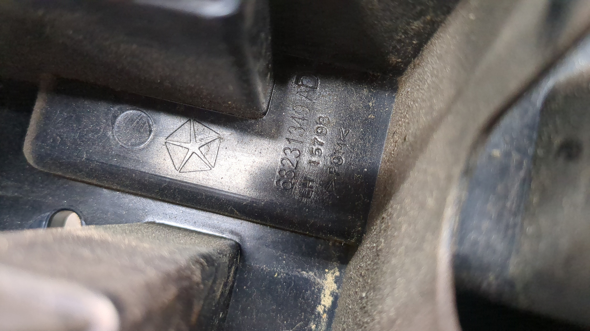 Кронштейн заднего бампера левый