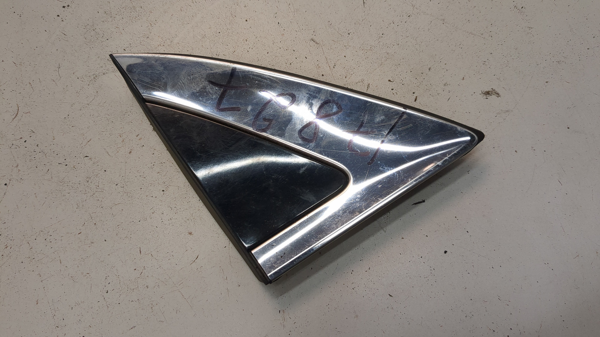 Накладка переднего крыла правого