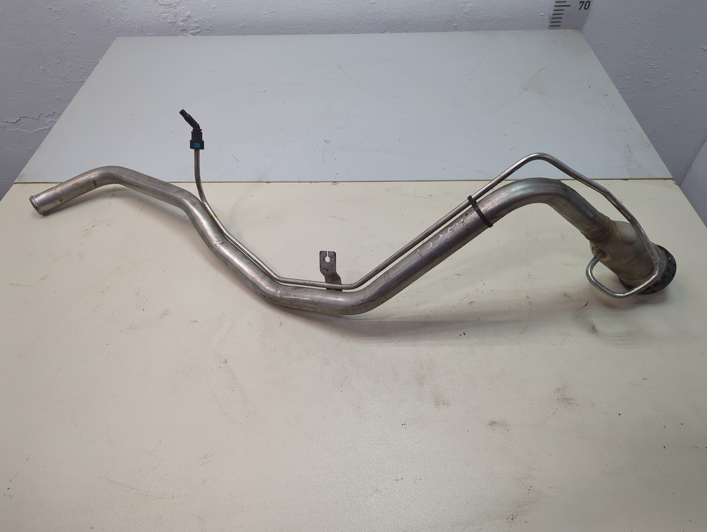 Горловина топливного бака