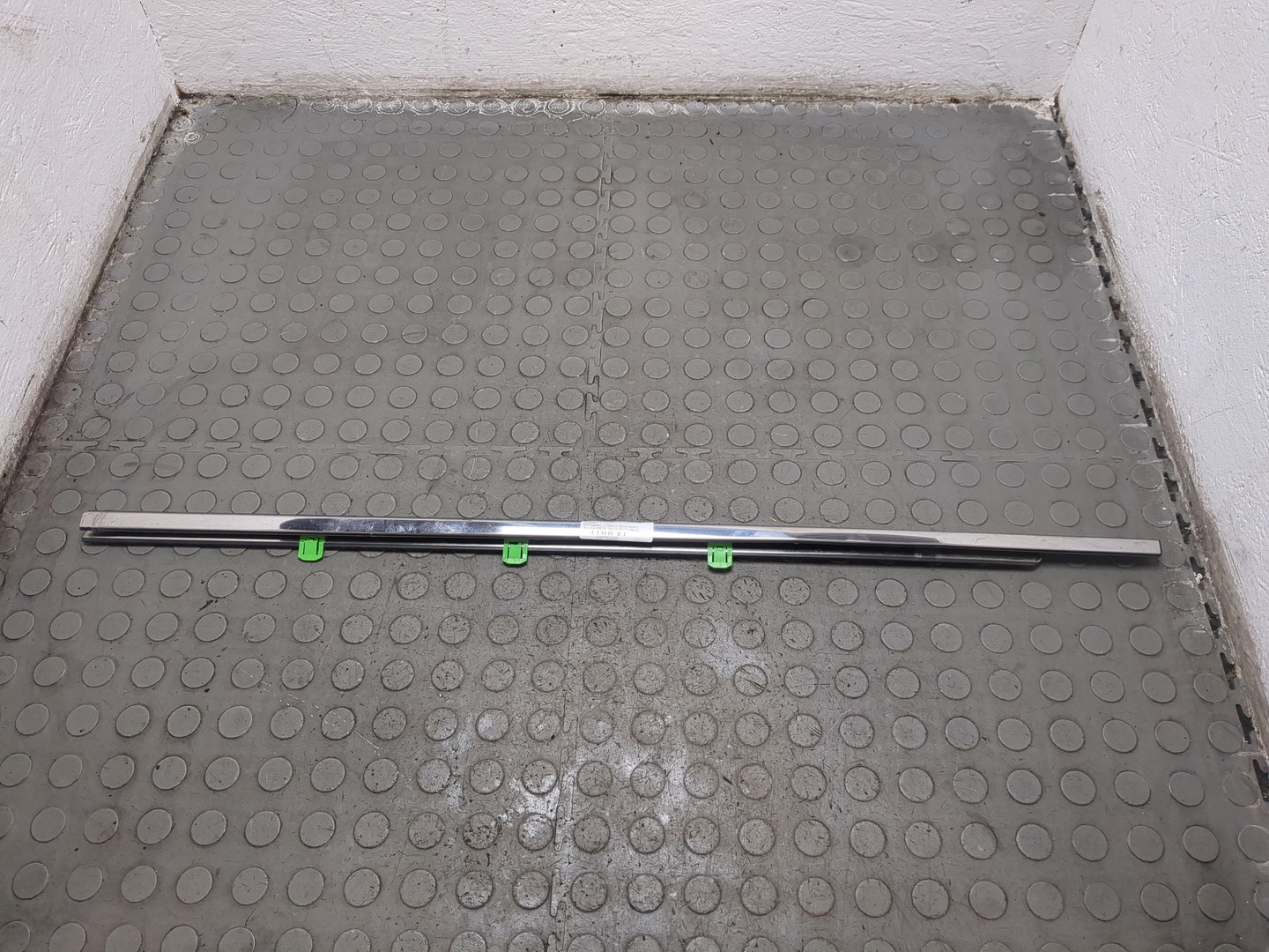 Накладка стекла переднего левого