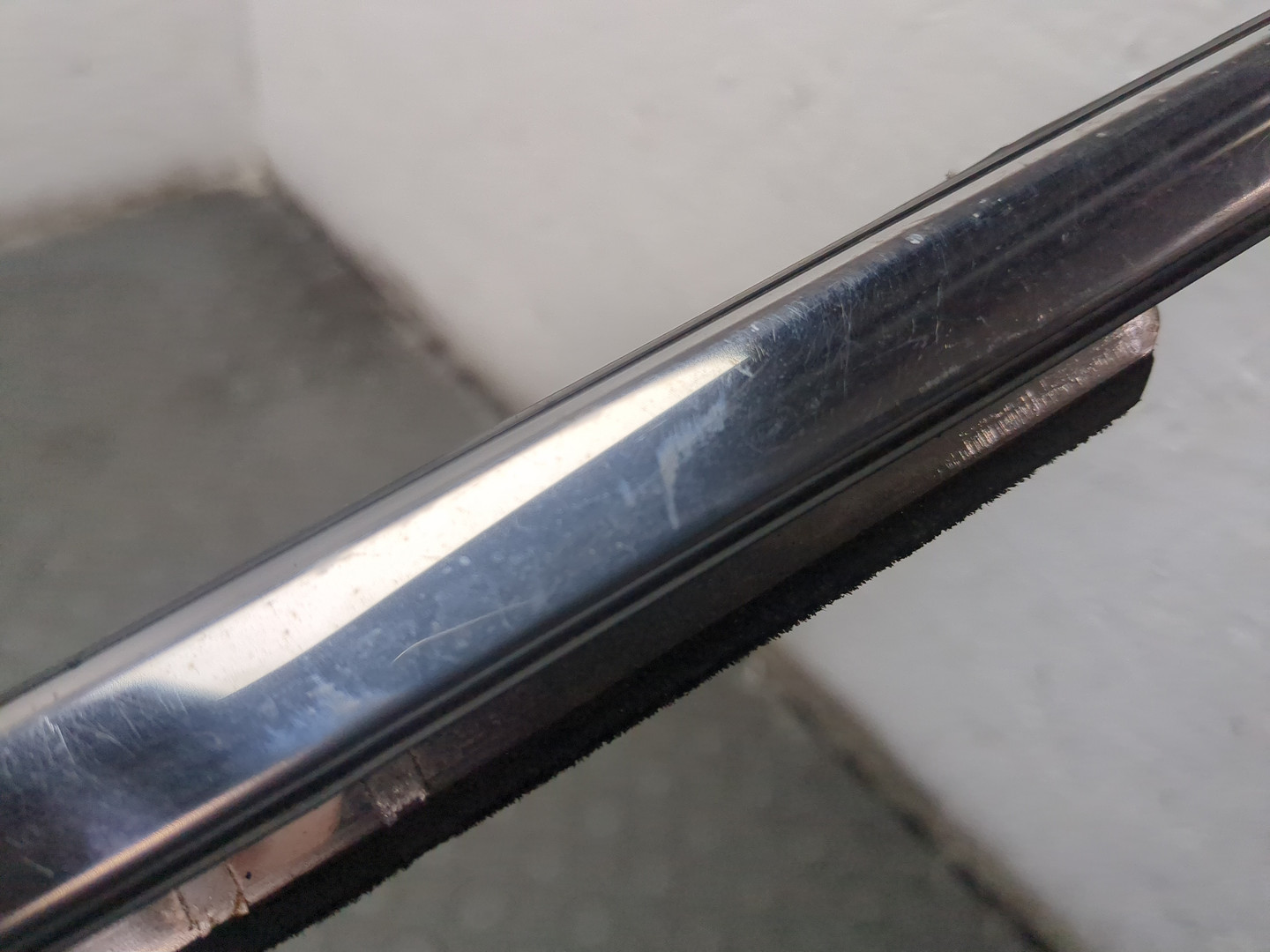 Накладка стекла переднего левого