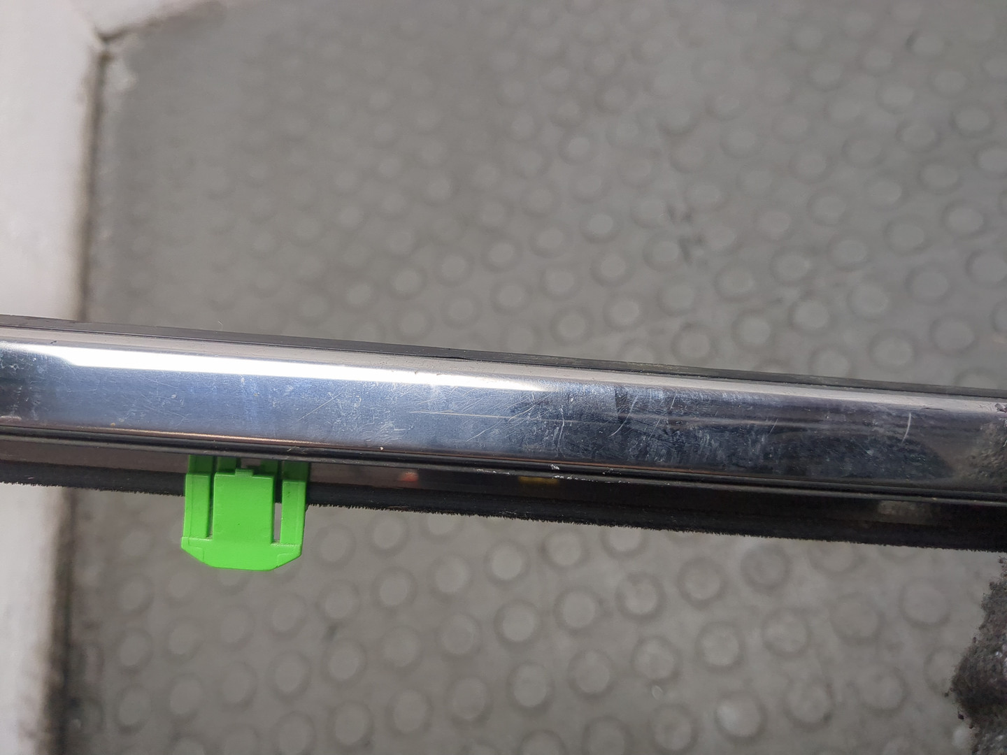 Накладка стекла переднего левого