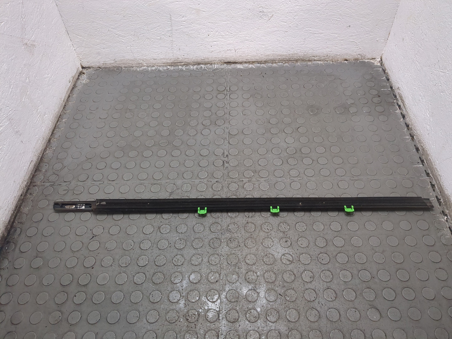 Накладка стекла переднего левого