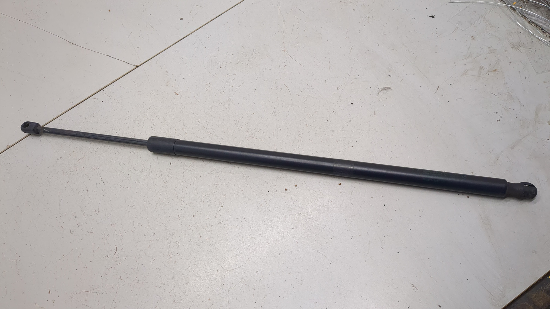 Амортизатор крышки багажника