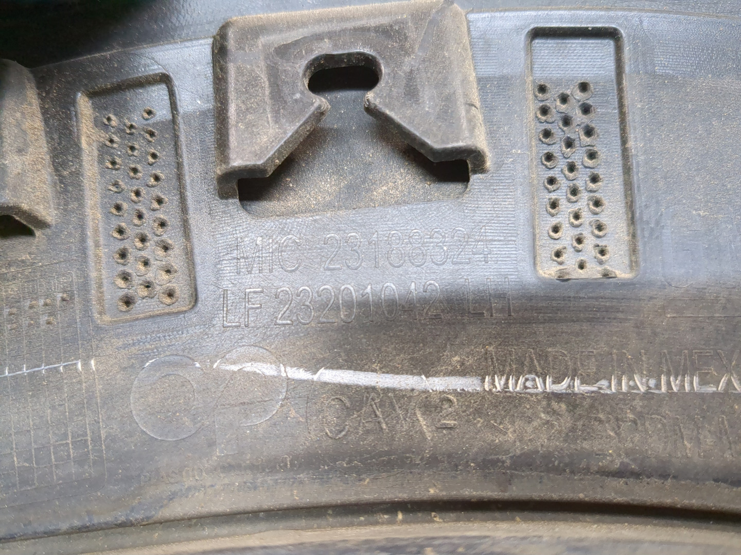 Накладка заднего крыла левого