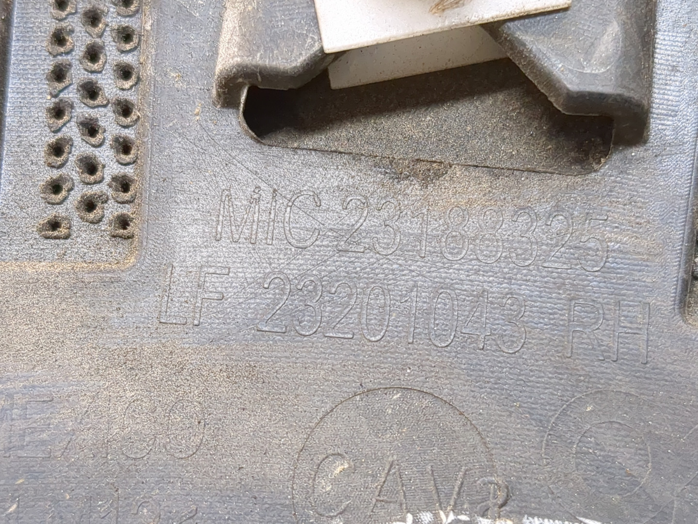 Молдинг заднего крыла правого