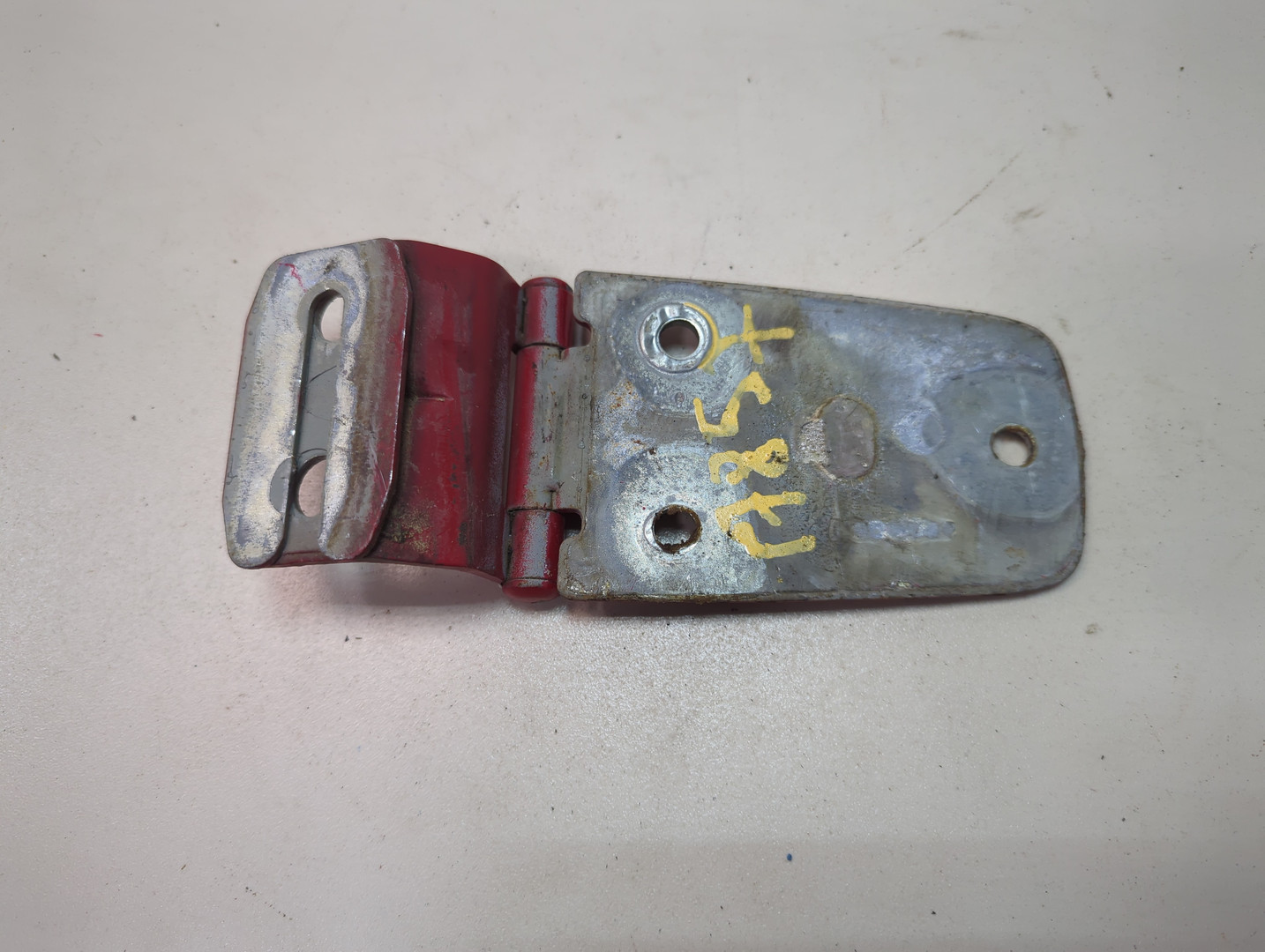 Петля капота