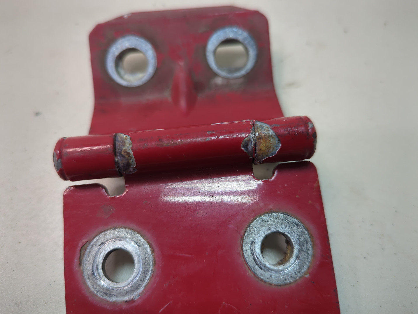 Петля капота