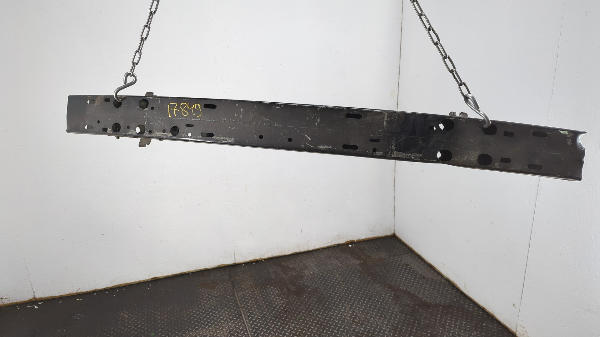 Усилитель переднего бампера