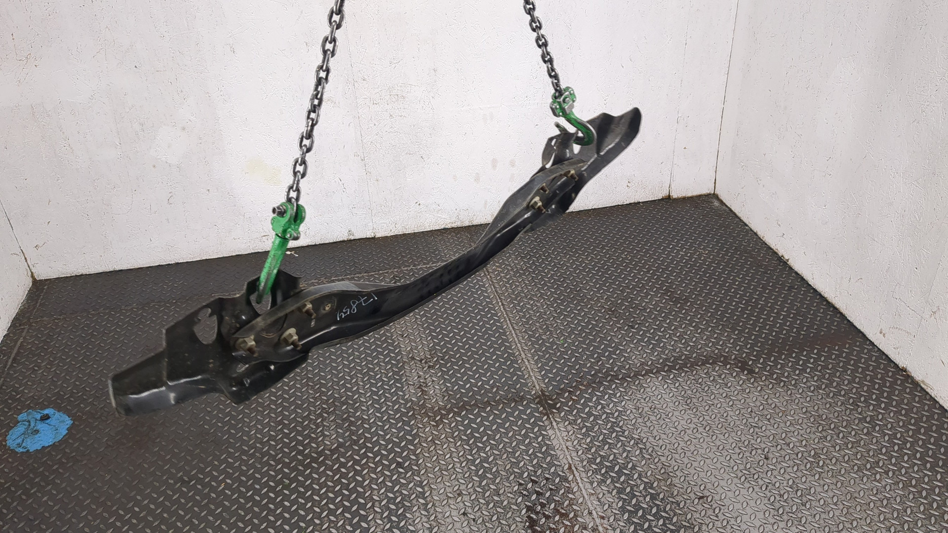 Кронштейн передней балки