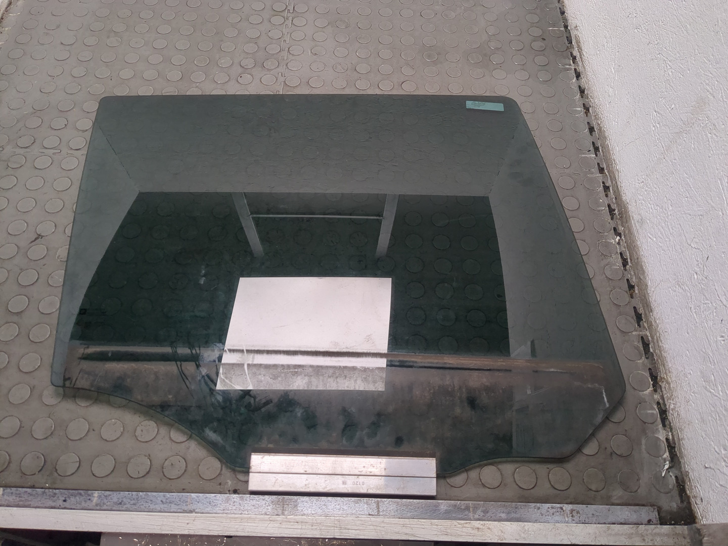 Стекло двери задней правой