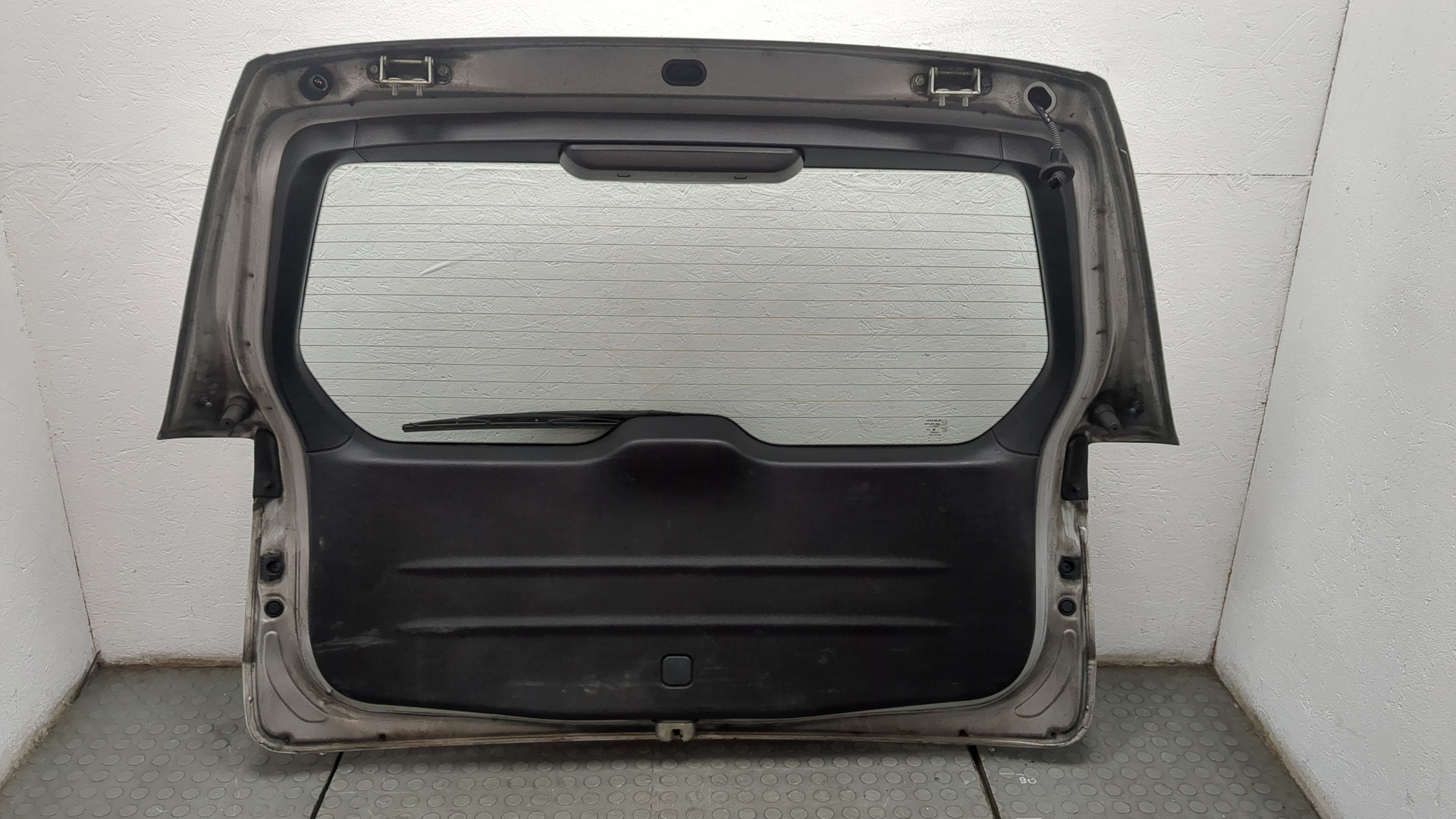 Дверь багажника