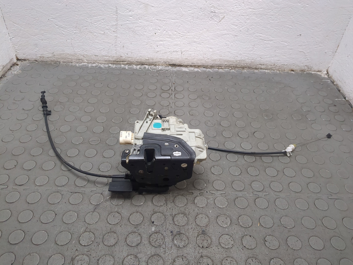 Замок двери передней правой