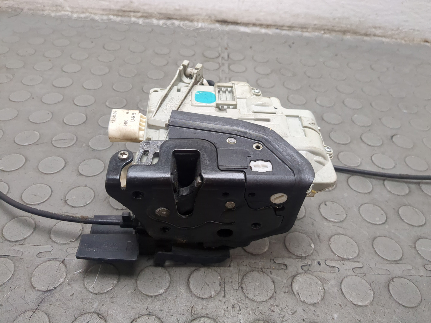 Замок двери передней правой