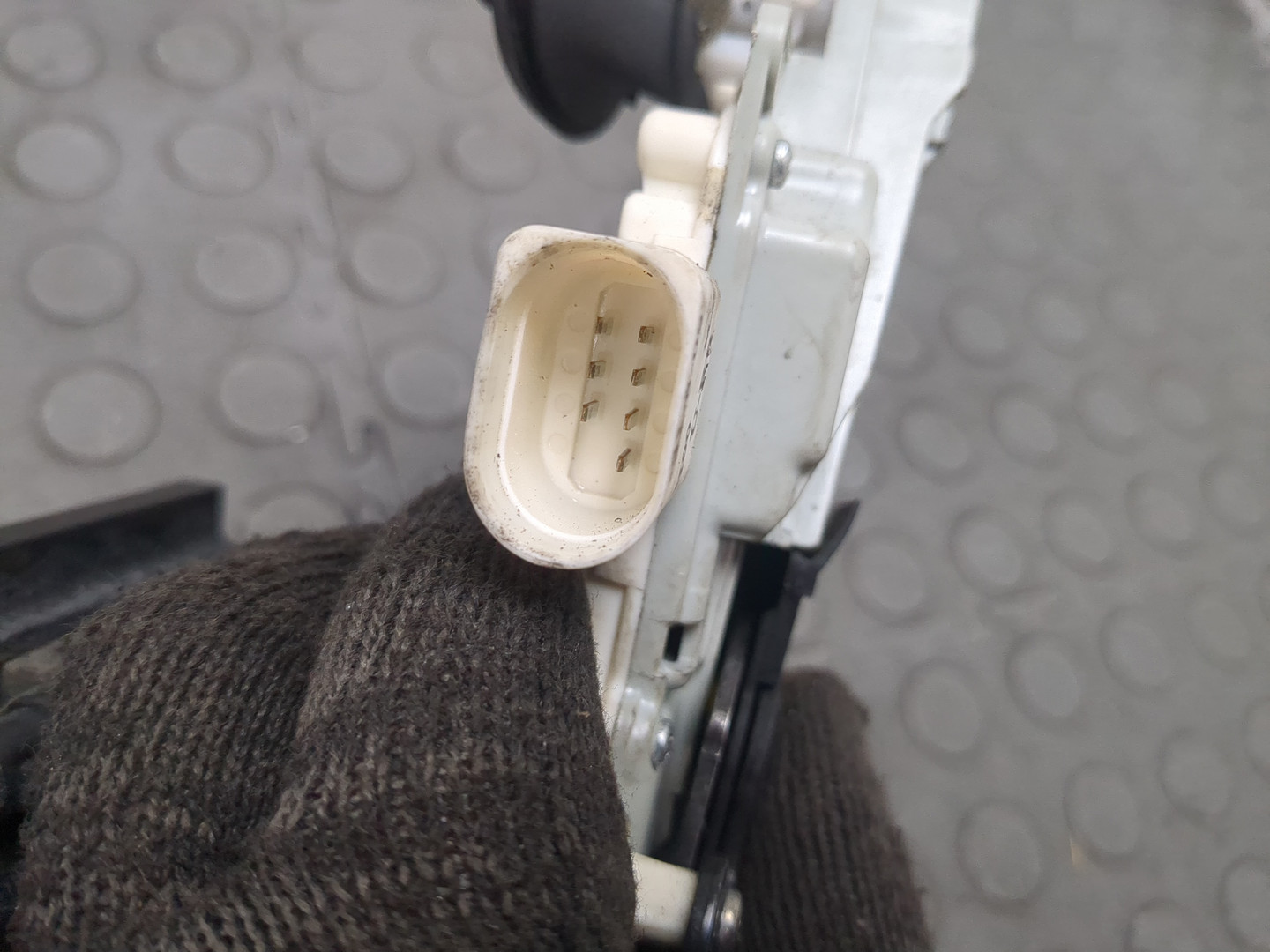 Замок двери передней правой