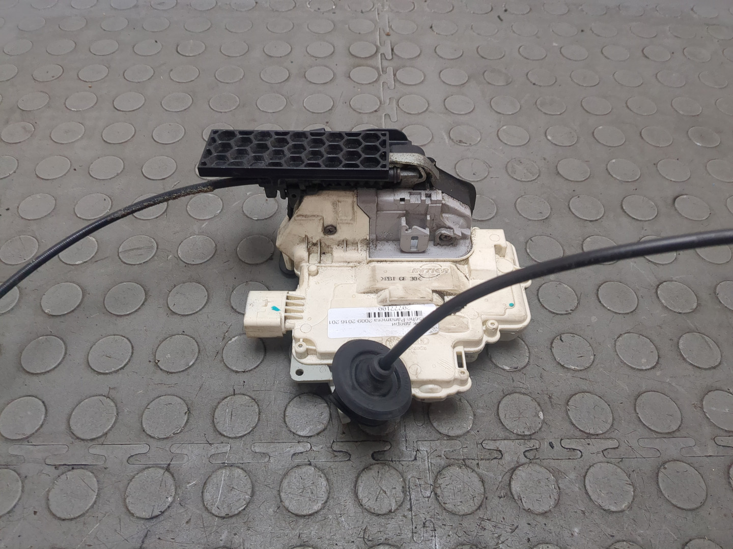 Замок двери передней правой