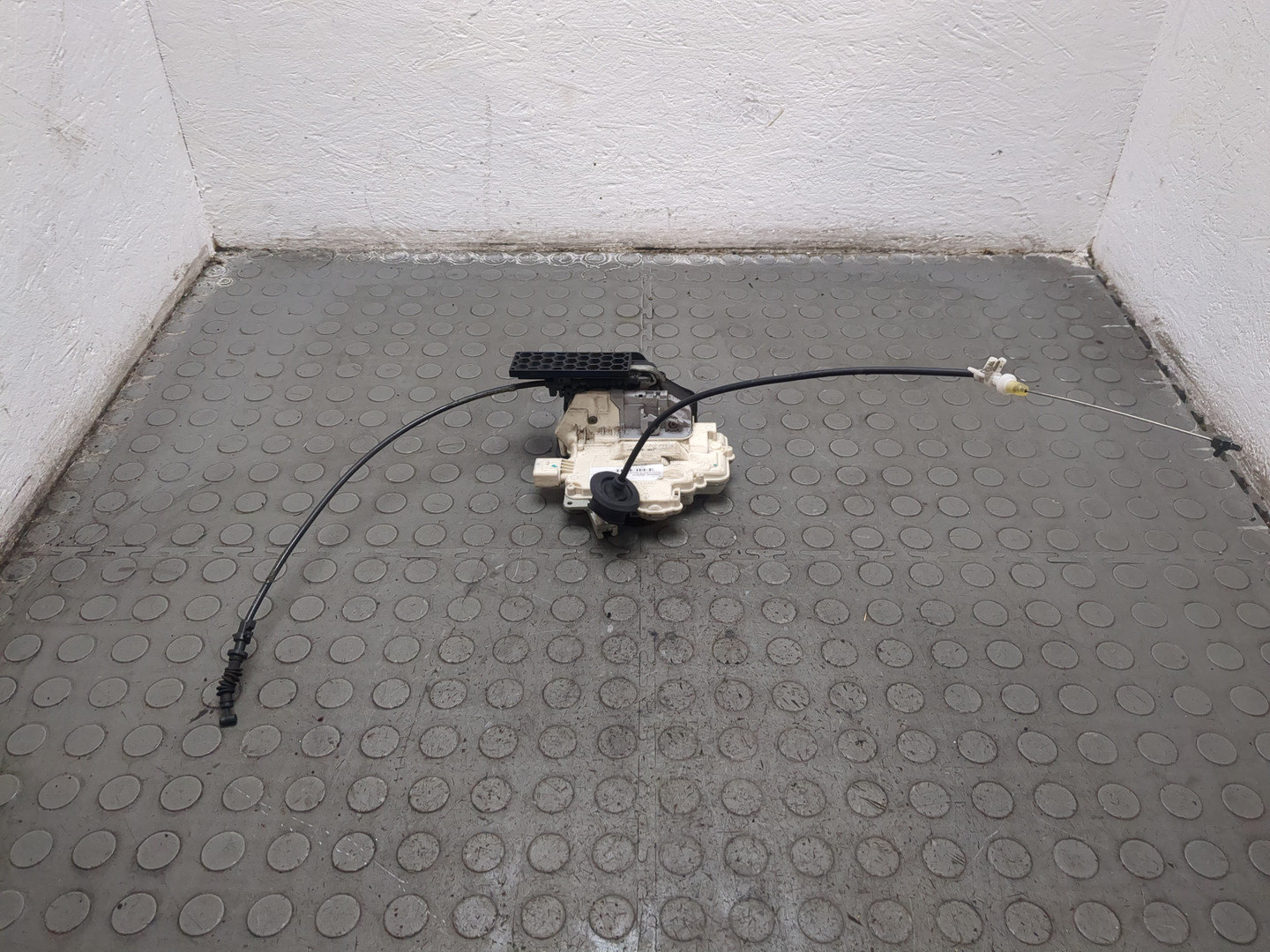 Замок двери передней правой