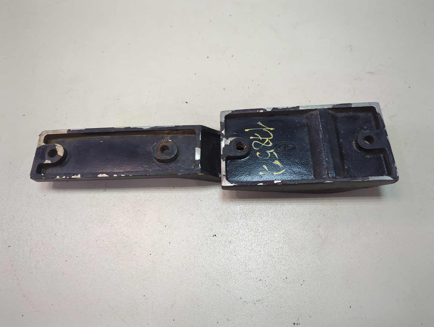 Петля крышки багажника