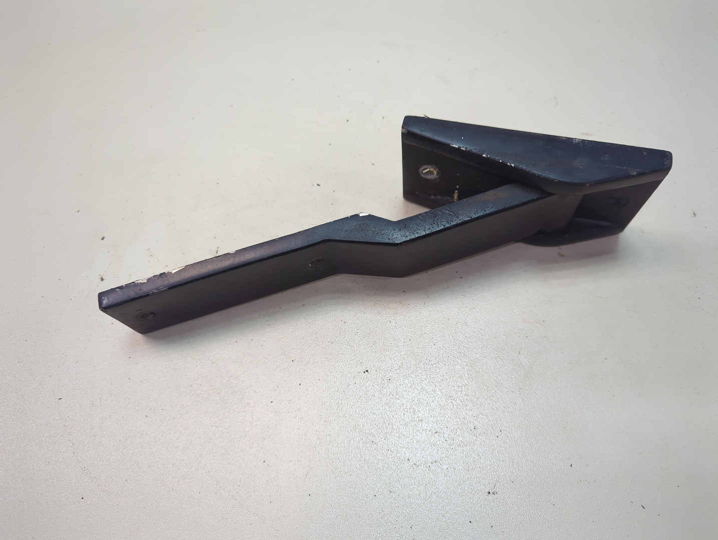 Петля крышки багажника