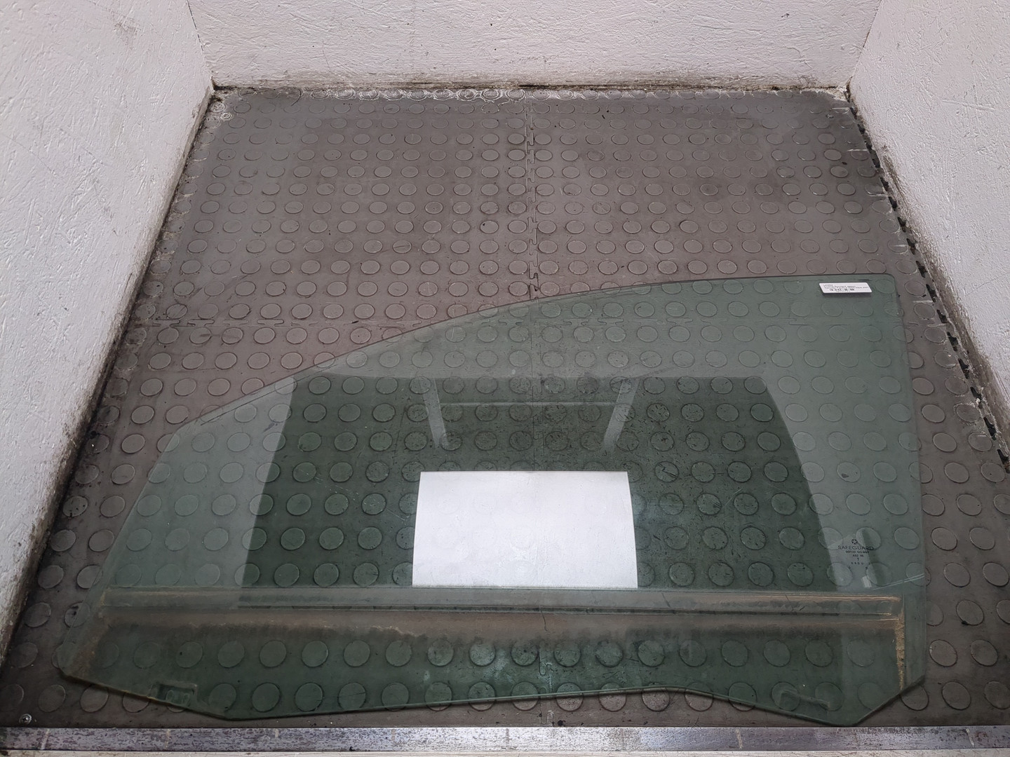 Стекло двери передней левой