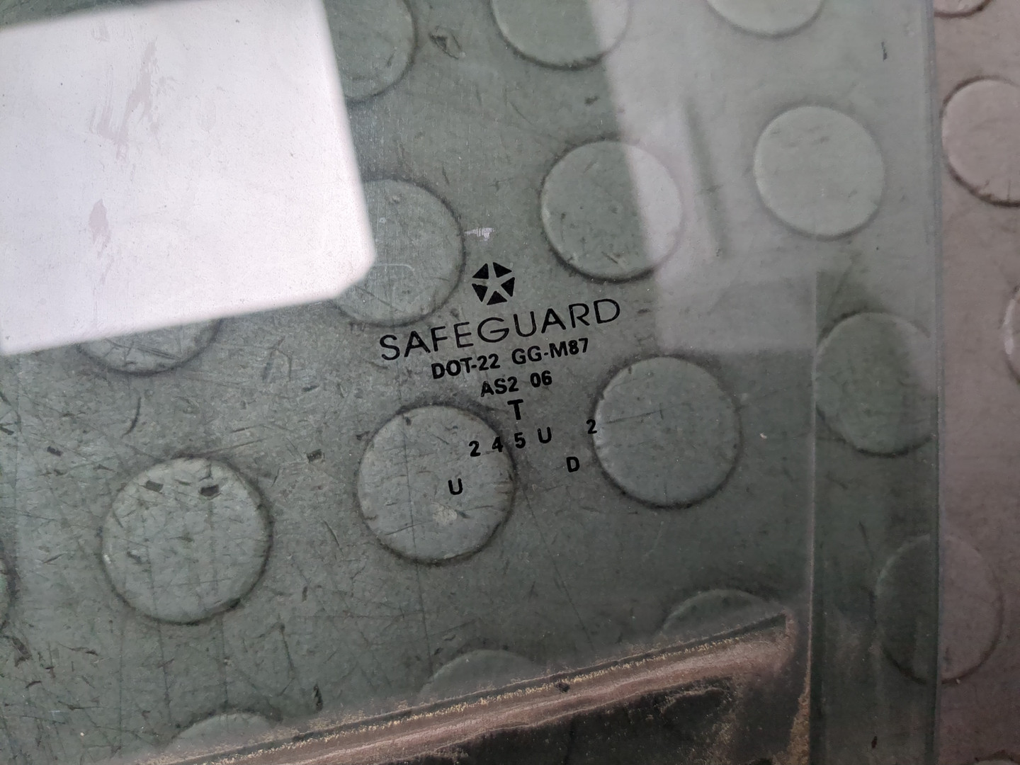 Стекло двери передней левой